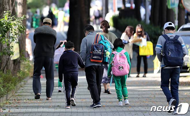 5일 오전 서울의 한 초등학교에서 한 어린이가 아빠 손을 잡고 등교하고 있다. /뉴스1 © News1 박지혜 기자