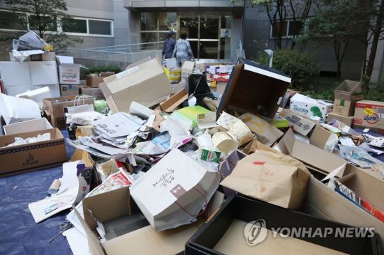 자료사진. 서울 강남의 한 아파트에서 배출된 재활용 쓰레기가 쌓여있다. 사진은 기사 중 특정표현과 무관함. [이미지출처=연합뉴스]