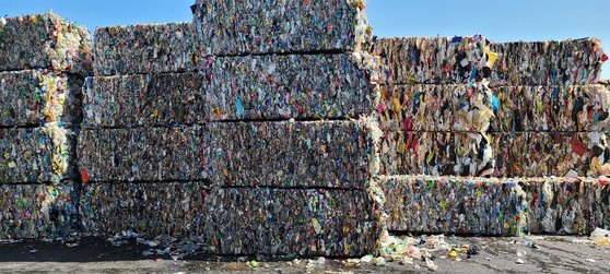 5일 오전 경기도 용인시재활용센터에 선별된 재활용쓰레기가 쌓여 있다. 하나당 500~600kg에 이른다고 한다. 채혜선 기자