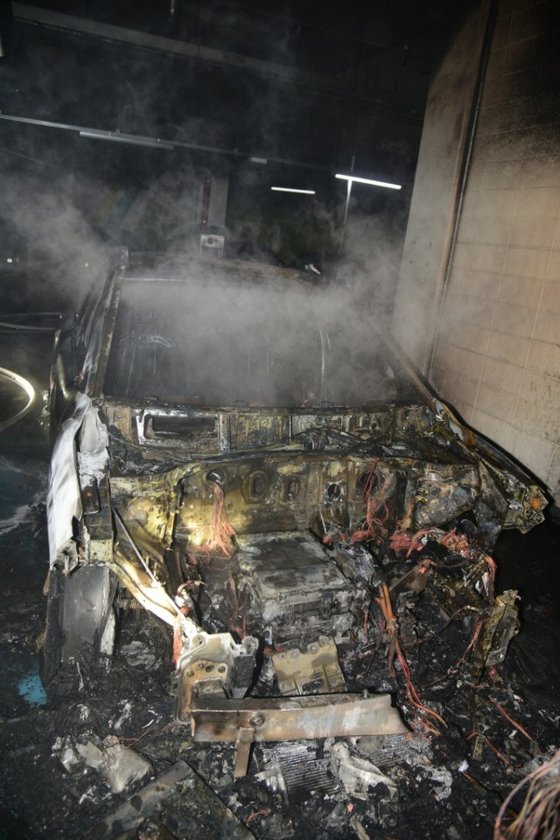 4일 오전 대구 달성군 유가읍 한 아파트단지 지하주차장에서 전기차에 화재가 발생해 불에 탄 모습. 대구소방안전본부