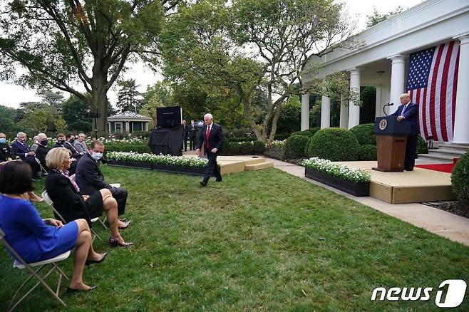 도널드 트럼프 미국 대통령이 워싱턴 백악관 로즈가든에서 열린 코로나19 검사 전략 브리핑서 발언을 하고 있다. © AFP=뉴스1