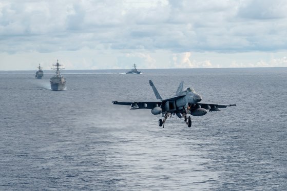 지난 7월 남중국해에서 이뤄진 훈련 중 미 해군 레이건함에서 출격하는 F/A-18E 슈퍼호넷 전투기 [미 해군]