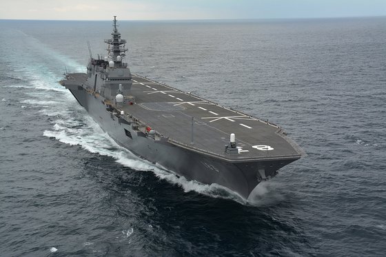 일본 해상자위대의 헬기 모함인 이즈모함. 지난 6월부터 항모 탑재 스텔스 전투기인 F-35B를 운용하는 경항모로 개조하고 있다. [일본 해상자위대]