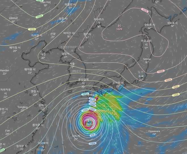 유럽 중기예측센터의 9일 예상 일기도. 한반도 북동쪽의 고기압(H 표시)과 일본 규슈 남쪽에 태풍(L 표시) 사이에서 강한 동풍이 불 것으로 예측됐다.