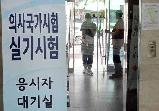 지난달 15일 의사 국가고시 실기시험 고사장인 서울 광진구 국시원으로 관계자들이 출입하는 모습. 연합뉴스