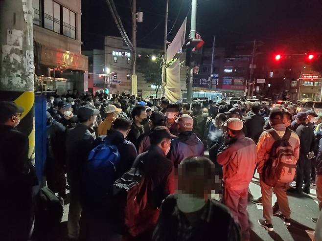새벽 거리 가득 메운 외국인 근로자들 5일 오전 4시께 서울 남구로역 인근 인력시장에서 일자리를 찾는 외국인 근로자들이 모여 있다. [촬영 이상서]