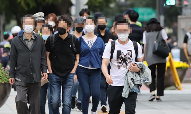 4일 서울 종로구 광화문사거리에서 시민들이 마스크를 착용한 채 걸어가고 있다. 연합뉴스
