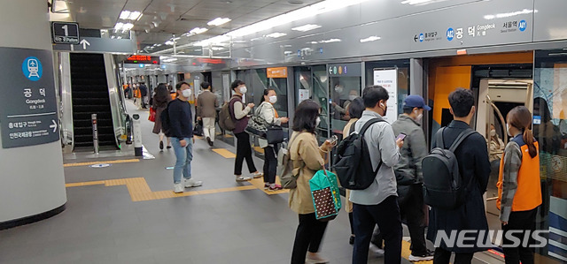 [서울=뉴시스]홍찬선 기자 = 지난 6일 공항철도 공덕역에서 승객들이 일반노선에 투입된 고급형 직통열차에 탑승하고 있다. 2020.10.07. mania@newsis.com