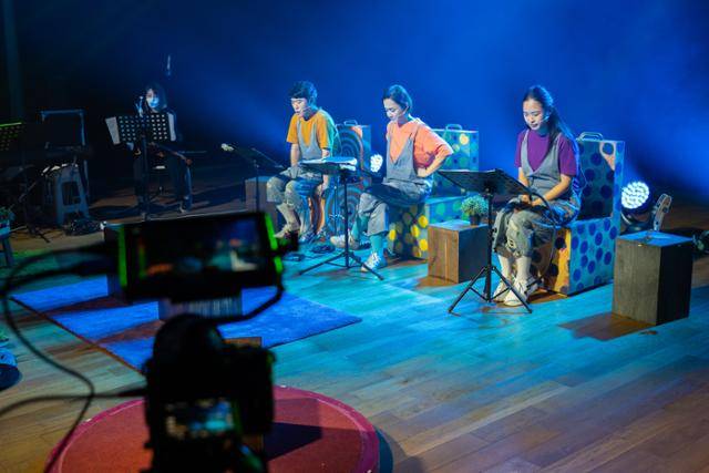 지난달 20일, 연출가 오준석(44)씨가 운영하는 극단 'MJ Planet'의 단원들이 서울 용산구 한남동의 한 소극장에서 어린이 뮤지컬을 촬영하고 있다.