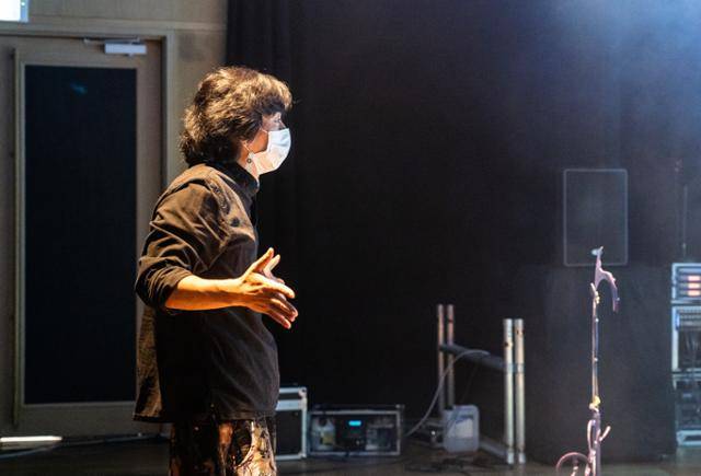 연출가 오준석(44)씨가 지난달 20일 서울 용산구 한남동 소극장에서 배우들의 연기를 지도하고 있다. 이날 오씨는 어린이 뮤지컬 촬영에 나섰다.