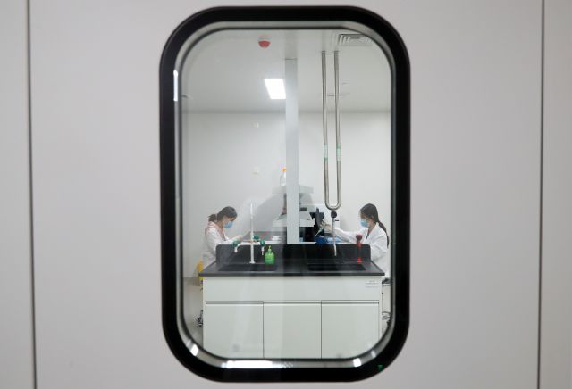지난달 24일 중국 백신 개발업체 시노백에서 연구원들이 실험을 하고 있다. 중국 정부는 이날 외신을 대상으로 코로나19 백신 개발 참관 행사를 진행했다. 로이터연합뉴스
