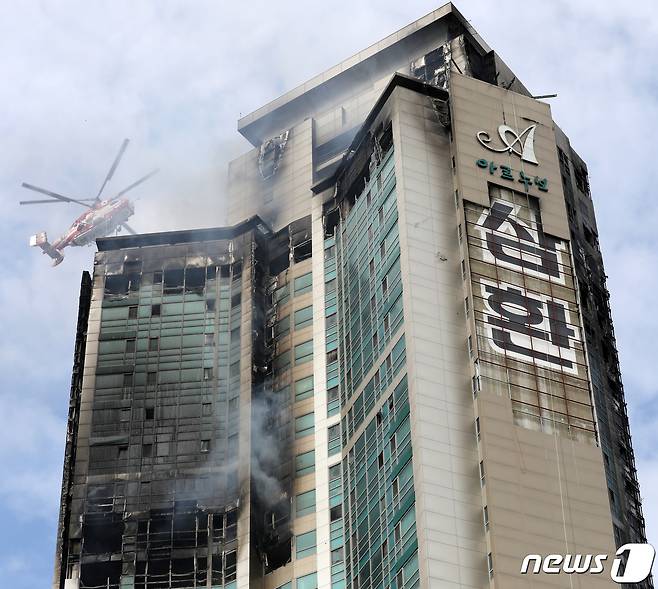 9일 오후 울산 남구 달동 삼환아르누보 주상복합아파트 화재 현장에서 소방 헬기가 진화작업을 하고 있다. 소방당국은 이날 오후 12시 35분께 14시간 30여분 만에 초진을 완료했다고 밝혔다. 2020.10.9/뉴스1 © News1 윤일지 기자
