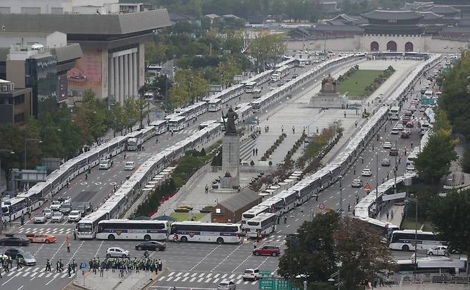 개천절인 지난 3일 경찰이 시민들의 집회 참석을 막기 위해 서울 세종대로 일대에 세운 경찰버스 차벽. / 장련성 기자