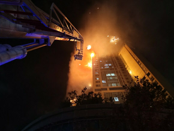 - 8일 오후 11시 7분쯤 남구 달동 주상복합건물 삼환아르누보에서 불이 나 주민 수백명이 대피했다. 연합뉴스