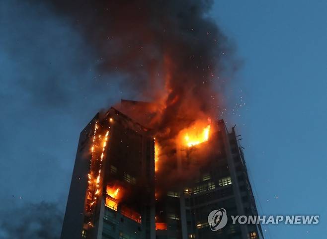 밤새 꺼지지 않은 울산 아파트 화재 (울산=연합뉴스) 김용태 기자 = 8일 오후 울산시 남구 한 주상복합아파트에서 난 화재가 9일 오전까지 꺼지지 않고 있다. 2020.10.9 yongtae@yna.co.kr