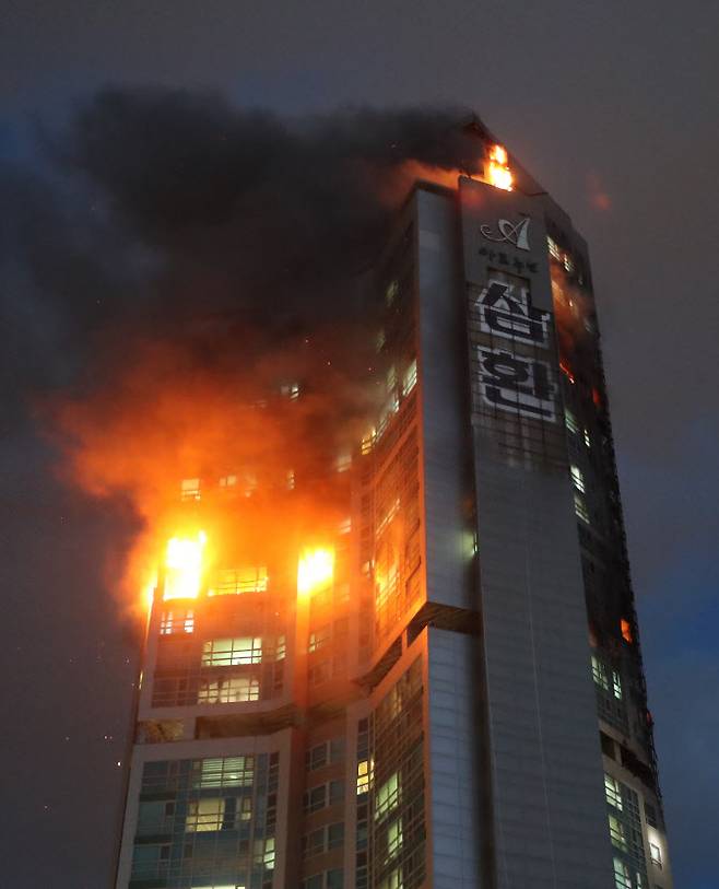 8일 오후 울산시 남구 한 주상복합아파트에서 화재가 발생했다. (사진= 연합뉴스)