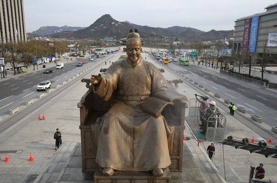 서울 광화문광장의 세종대왕 동상. 지난해 4월 서울시 관계자들이 세종대왕 동상을 세척하는 장면이다. 서울시는 동상에 쌓인 먼지 등 이물질이 대기오염 성분과 함께 금속 부식을 가중시킬 수 있다는 전문가의 의견에 따라 저압세척기를 이용한 가벼운 물청소와 이물질 제거 작업을 했다. 김상선 기자