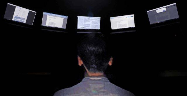 한국과학기술정보연구원(KISTI)의 '과학기술 기계학습 데이터 구축 사업'에 참여한 기자가 10일 인공지능(AI) 학습용 데이터 구축 작업 과정을 바라보고 있다. 노트북 화면에는 AI를 위한 데이터를 구축하는 작업 과정이 순서대로 담겨있다. '데이터 노동' 과정을 단계별로 표현하기 위해 셔터를 1/15초씩 5회 개방하여 다중 노출 방식으로 촬영했다. 윤성호 기자