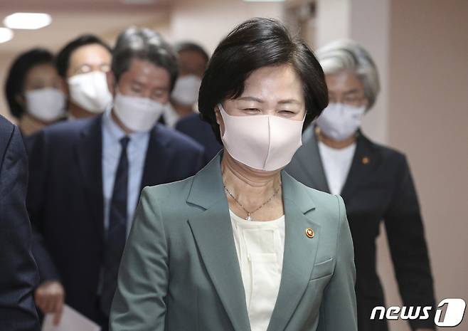 추미애 법무부 장관이 6일 오전 정부서울청사에서 열린 국무회의에 참석하고 있다. 2020.10.6/뉴스1 © News1 박정호 기자