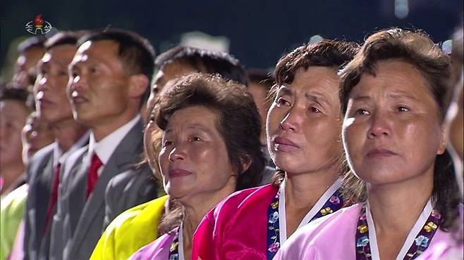 북한이 10일 노동당 창건 75주년 기념 열병식을 열었다고 조선중앙TV가 보도했다. 광장에 모인 주민들이 김정은 위원장의 연설을 들으며 눈물을 흘리고 있다. 참가자들은 모두 마스크를 쓰지 않은 모습이다. /조선중앙TV