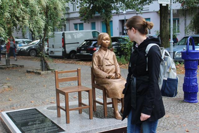 9월 25일 독일 수도 베를린에 설치된 '평화의 소녀상'을 지나가던 시민이 바라보고 있다. 베를린=연합뉴스