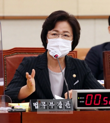 - 추미애 법무부 장관이 12일 국회 법사위에서 열린 국정감사에서 의원의 질의에 답하고있다. 2020. 10. 12 오장환 기자5zzang@seoul.co.kr