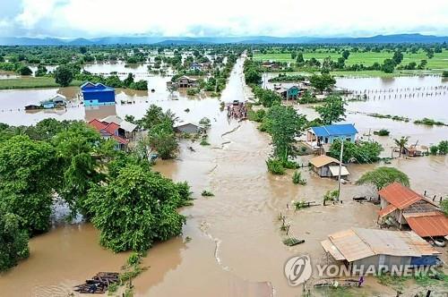 폭우로 인해 침수 피해가 발생한 캄보디아 서부 바탐방주 가옥들. 2020.10.10 [STR/AFP=연합뉴스]