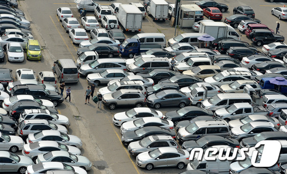 서울의 한 중고차매매단지에 경유차를 비롯한 차량들이 판매를 기다리고 있다.2016.6.28/뉴스1 © News1 박세연 기자