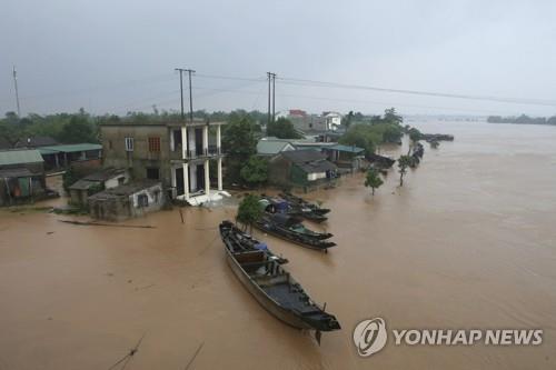 12일(현지시간) 베트남 중부에서 발생한 홍수로 마을이 잠긴 모습. [AP=연합뉴스 자료사진]