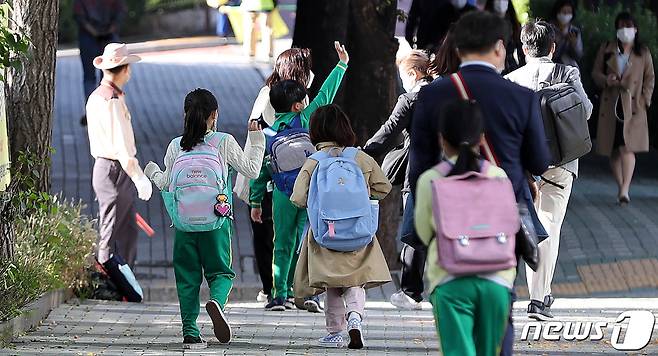 서울의 한 초등학교에서 학생들이 등교하고 있다. 2020.10.5/뉴스1 © News1 박지혜 기자