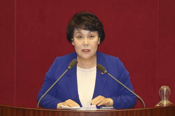 더불어민주당 소속 정춘숙 의원이 국회 본회의에서 발언하고 있다. 중앙포토