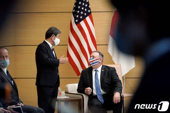 마이크 폼페이오 미국 국무장관(오른쪽)과 모테기 도시미쓰 일본 외무상이 지난 6일 일본 총리관저에서 스가 요시히데 총리르 예방하기에 앞서 대화를 나누고 있다. © AFP=뉴스1