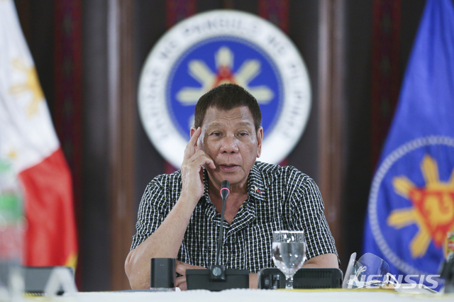 [마닐라=AP/뉴시스] 필리핀의 두테르테 대통령이 10월8일 대통령궁에서 연설하고 있다.