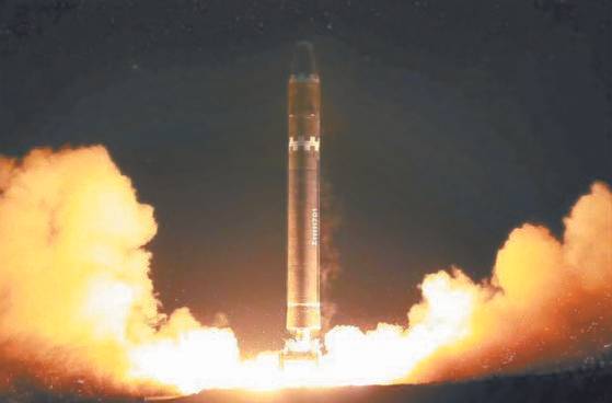북한은 2017년 11월 29일 화성-15형 미사일을 시험 발사했다. [노동신문=연합뉴스]