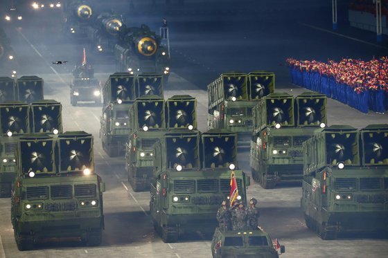 10일 열병식에선 북한이 지난해 시험 발사에 집중했던 신형 단거리 미사일도 대거 등장했다. 열병식에서 모습을 드러낸 건 처음이다. [노동신문=뉴스1]