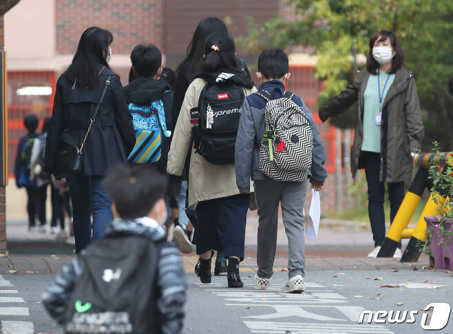 등교하는 초등학생들./뉴스1 © News1 송원영 기자