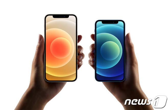 애플코리아는 오는 30일부터 아이폰12 시리즈를 판매한다고 14일 밝혔다. 아아이폰12(왼쪽)와 12미니. (애플코리아 제공) 2020.10.14/뉴스1