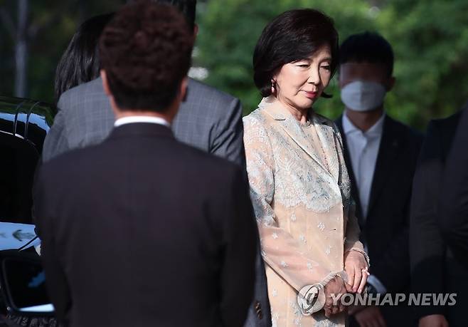 약혼식장 도착한 홍라희 전 관장 (서울=연합뉴스) 홍해인 기자 = 지난 6월 27일 서울 신라호텔 영빈관에서 열린 서경배 아모레퍼시픽 그룹 회장 큰 딸인 민정 씨와 홍석준 보광창업투자 회장의 큰아들 정환 씨의 약혼식에 참석한 홍라희 전 리움미술관장. 2020.6.27 hihong@yna.co.kr