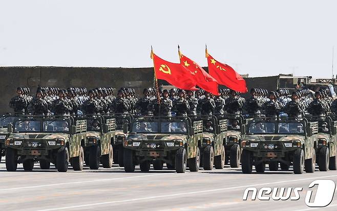 중국 인민해방군이 네이멍구 주르허 훈련기지에서 건군 90주년을 맞아 대규모 열병식을 거행하고 있다. © AFP=뉴스1 © News1 우동명 기자