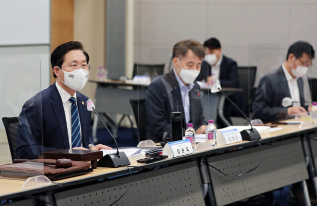 성윤모 산업통상자원부 장관(맨 왼쪽)이 19일 서울 남대문로 대한상공회의소 중회의실에서 '제4차 산업융합 규제특례심의위원회'에 참석, 인사말을 하고 있다.