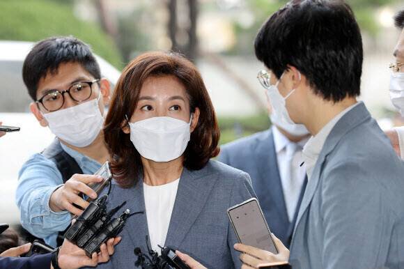 제20대 국회 패스트트랙(신속 처리 안건) 충돌 사태로 재판에 넘겨진 나경원 전 미래통합당 의원이 서울 양천구 서울남부지법에서 열린 첫 공판에 출석하다가 취재진 질문에 답하고 있다. 연합뉴스
