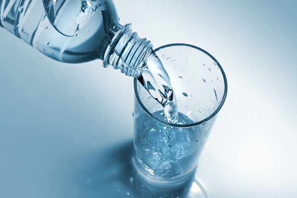 자기 한 시간~30분 전 물 한 잔을 마시면 다양한 건강 효과를 볼 수 있다./사진=클립아트코리아