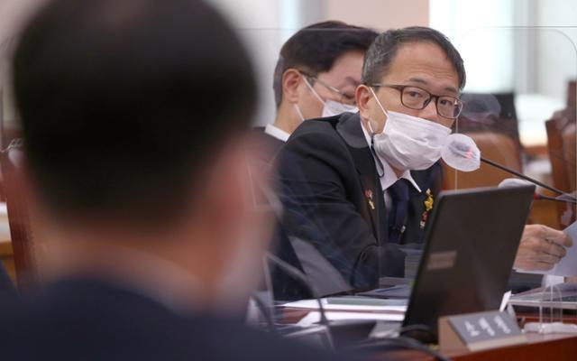 박주민 더불어민주당 의원이 19일 서울 여의도 국회에서 열린 법제사법위원회 국정감사에서 질의하고 있다. 뉴시스