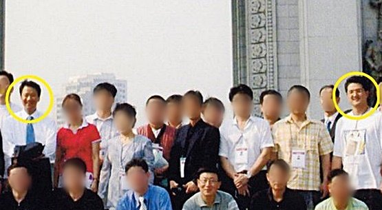 2006년 평양 개선문 앞에서 참관단 약 40명이 촬영한 기념사진. 임종석 외교안보특보(왼쪽 노란원)와 이혁진 전 대표(오른쪽 노란원)가 포함돼 있다. 사진 남북경제문화협력재단 페이스북