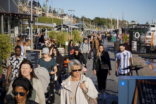 9월 19일(현지시간) 스웨덴 수도 스톡홀름에서 산책을 즐기는 시민들/사진=AFP