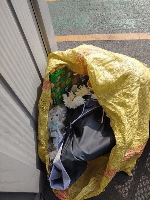 분향소에 마련돼 있던 국화, 현수막 등이 지난 19일 쓰레기봉투에서 발견됐다. 택배노동자 권용성씨 제공