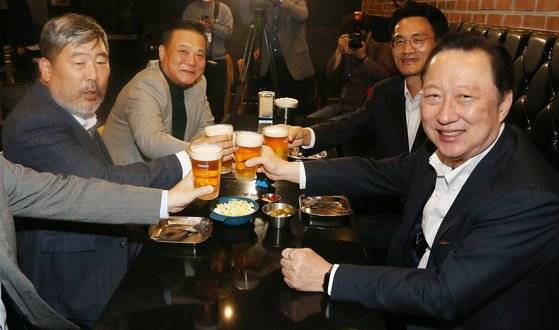 박용만 회장과 김동명 한국노총 위원장의 맥주 회동. 사진 대한상의