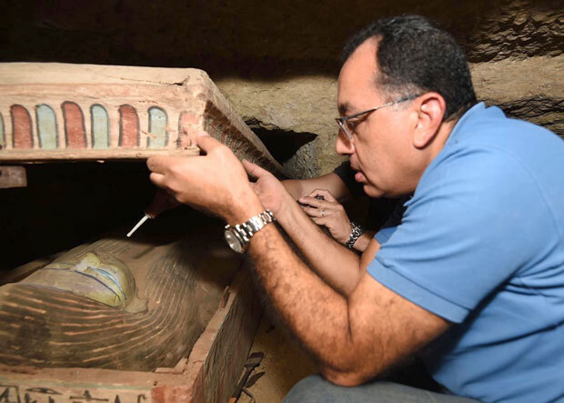 19일(현지시간) 사카라 유적지를 방문한 이집트 총리 무스타파 마드불리가 목관 안을 들여다보고 있다./사진=EPA 연합뉴스