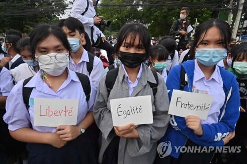 까셋 반정부 시위에 참가한 여학생들. 2020.10.19 [AFP=연합뉴스]