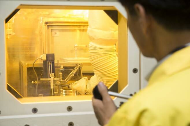 한국원자력연구원 연구진이 로봇팔로 방사성동위원소 생산작업을 하고 있다. 한국원자력연구원 제공